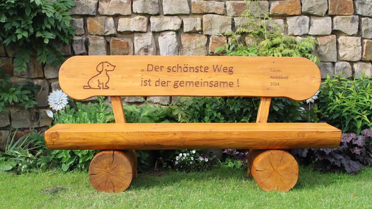 Gartenbank aus Lärche mit Gravur. Hochzeitsgeschenk. Jubiläums Geschenk.